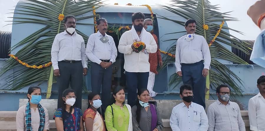 ಬಸವಸಾಗರ ಜಲಾಶಯದ ಮುಖ್ಯ ಗೇಟ್ಗೆ ಅಧಿಕಾರಿಗಳು ಪೂಜೆ ಸಲ್ಲಿಸಿದರು.