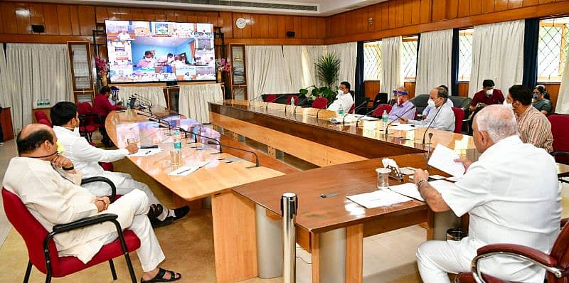 ಜಿಲ್ಲಾ ಉಸ್ತುವಾರಿ ಸಚಿವರೊಂದಿಗೆ ವಿಡಿಯೊ ಸಂವಾದದಲ್ಲಿ ತೊಡಗಿರುವ ಮುಖ್ಯಮಂತ್ರಿ ಬಿ.ಎಸ್‌.ಯಡಿಯೂರಪ್ಪ