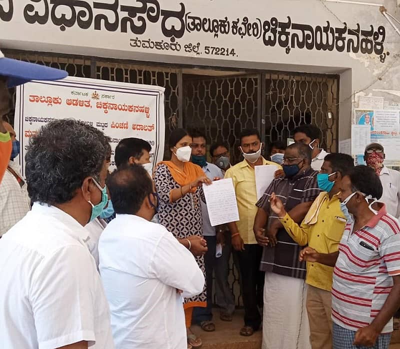 ಚಿಕ್ಕನಾಯಕನಹಳ್ಳಿ ತಾಲ್ಲೂಕು ಕಚೇರಿ ಮುಂಭಾಗ ಹಲವು ಸಂಘಟನೆಗಳ ಮುಖಂಡರು ತಹಶೀಲ್ದಾರ್ ತೇಜಸ್ವಿನಿ ಅವರಿಗೆ ಮನವಿ ಸಲ್ಲಿಸಿದರು