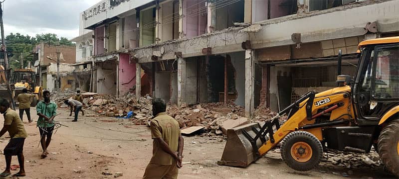 ಬಳ್ಳಾರಿ ಜಿಲ್ಲೆ ಹೊಸಪೇಟೆಯಲ್ಲಿ ಅನಧಿಕೃತ ಕಟ್ಟಡ ನೆಲಸಮ ಮಾಡುತ್ತಿರುವುದು