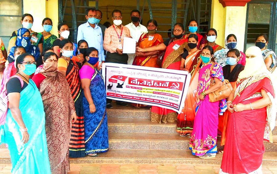 ಹುಮನಾಬಾದ್ನ ಕರ್ನಾಟಕ ರಾಜ್ಯ ಅಂಗನವಾಡಿ ನೌಕರರ ಸಂಘದ ಪದಾಧಿಕಾರಿಗಳು ವಿವಿಧ ಬೇಡಿಕೆಗಳ ಈಡೇರಿಕೆಗೆ ಆಗ್ರಹಿಸಿ ಉಪ ತಹಶೀಲ್ದಾರ್ ಕರೀಂ ಸಾಬ್ ಅವರಿಗೆ ಮನವಿ ಸಲ್ಲಿಸಿದರು