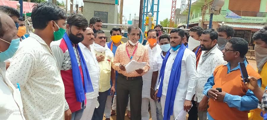 ಹುಮನಾಬಾದ್ನ ಭೀಮ್ ಆರ್ಮಿ ತಾಲ್ಲೂಕು ಘಟಕದ ಪದಾಧಿಕಾರಿಗಳು ಮನವಿ ಸಲ್ಲಿಸಿದರು
