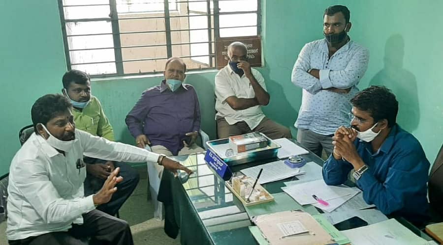 ಗುಬ್ಬಿ ಪಟ್ಟಣಕ್ಕೆ ಕುಡಿಯುವ ನೀರು ಪೂರೈಸುವ ಯಂತ್ರವನ್ನು ದುರಸ್ತಿ ಮಾಡುವಂತೆ ಪಟ್ಟಣ ಪಂಚಾಯಿತಿ ಅಧಿಕಾರಿಗಳಿಗೆ ಮುಖಂಡರು ತರಾಟೆ ತೆಗೆದುಕೊಂಡರು