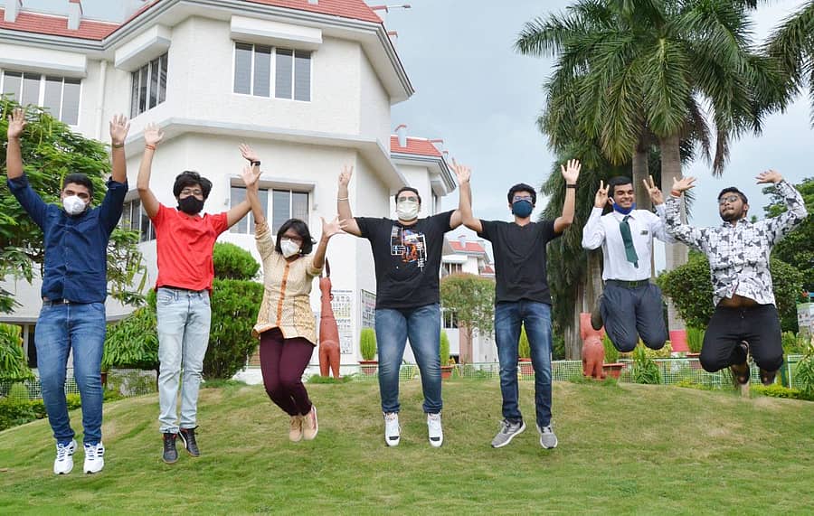 ಸಿಬಿಎಸ್ಇ 12ನೇ ತರಗತಿ ವಿದ್ಯಾರ್ಥಿಗಳು ಸೋಮವಾರ ರಾಂಚಿಯಲ್ಲಿ ಫಲಿತಾಂಶವನ್ನು ಸಂಭ್ರಮಿಸಿದ ಪರಿ ಇದು