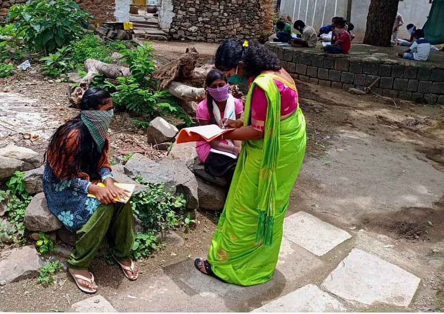 ಕಮಲಾಪುರ ತಾಲ್ಲೂಕಿನ ನೀಲಕೂಡ ಗ್ರಾಮದಲ್ಲಿ ವಠಾರಗಳಿಗೆ ತೆರಳಿ ಶಿಕ್ಷಕಿ ಪಾಠ ಮಾಡುತ್ತಿರುವುದು