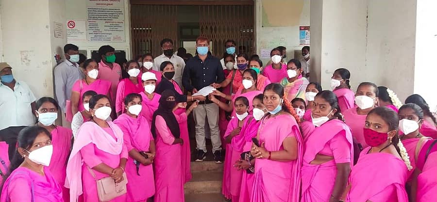 ವಿವಿಧ ಬೇಡಿಕೆಗಳ ಈಡೇರಿಕೆಗೆ ಆಗ್ರಹಿಸಿ ಅಂಗನವಾಡಿ ಕಾರ್ಯಕರ್ತೆಯರು ಪ್ರತಿಭಟನೆ ನಡೆಸಿ ಮೇಯರ್ ಬಿ.ಜಿ. ಅಜಯ್‌ಕುಮಾರ್ ಅವರಿಗೆ ಮನವಿ ಸಲ್ಲಿಸಿದರು.