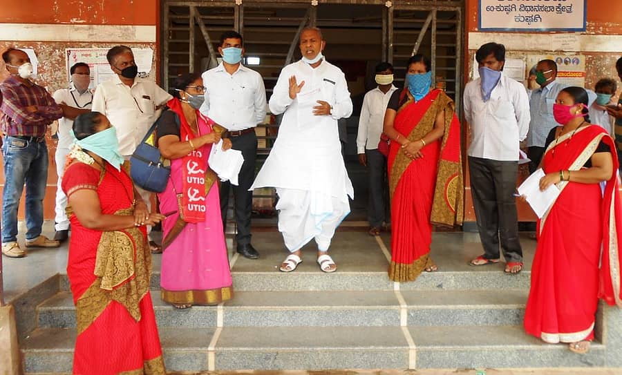 ಕುಷ್ಟಗಿಯಲ್ಲಿ ಶಾಸಕ ಅಮರೇಗೌಡ ಬಯ್ಯಾಪುರ ಮಾತನಾಡಿದರು