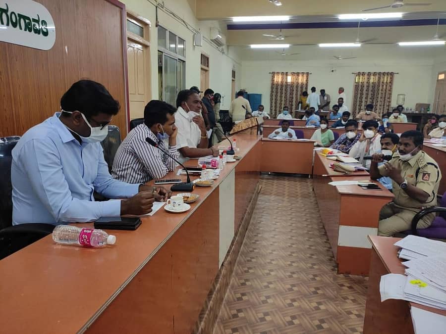 ಗಂಗಾವತಿಯಲ್ಲಿ ಜಿಲ್ಲಾಧಿಕಾರಿ ಸುರಳ್ಕರ್ ವಿಕಾಸ್ ಕಿಶೋರ್ ಅವರು ತಾಲ್ಲೂಕು ಮಟ್ಟದ ಅಧಿಕಾರಿಗಳ ಸಭೆ ನಡೆಸಿದರು