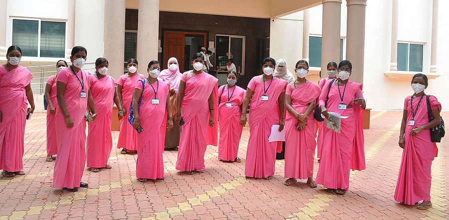 ವಿವಿಧ ಬೇಡಿಕೆ ಈಡೇರಿಸುವಂತೆ ಒತ್ತಾಯಿಸಿ, ಆಶಾ ಕಾರ್ಯಕರ್ತೆಯರು ಹಾವೇರಿ ನಗರಸಭೆ ಮುಂಭಾಗ ಸೋಮವಾರ ಪ್ರತಿಭಟನೆ ನಡೆಸಿದರು  