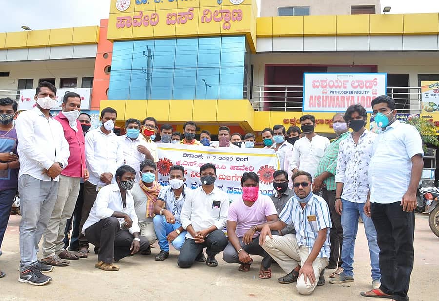 ಲಾಕ್ಡೌನ್ ಹಿನ್ನೆಲೆಯಲ್ಲಿ ವ್ಯಾಪಾರವಿಲ್ಲದ ಕಾರಣ ಬಾಡಿಗೆಯನ್ನು ಡಿಸೆಂಬರ್ವರೆಗೆ ಮನ್ನಾ ಮಾಡಬೇಕು ಎಂದು ಒತ್ತಾಯಿಸಿ ಹಾವೇರಿ ಬಸ್ ನಿಲ್ದಾಣದ ಮಳಿಗೆ ಮತ್ತು ಹೋಟೆಲ್ ಪರವಾನಗಿದಾರರು ಸೋಮವಾರ ಪ್ರತಿಭಟನೆ ನಡೆಸಿದರು
