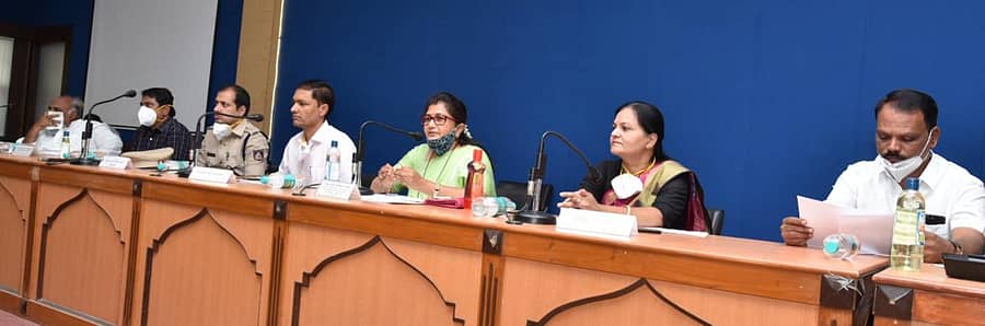 ವಿಜಯಪುರ ಜಿಲ್ಲಾ ಪಂಚಾಯ್ತಿ ಸಭಾಂಗಣದಲ್ಲಿ ಸೋಮವಾರ ನಡೆದ ಕೋವಿಡ್ ಪರಿಶೀಲನಾ ಸಭೆಯಲ್ಲಿ ಜಿಲ್ಲಾ ಉಸ್ತುವಾರಿ ಸಚಿವೆ ಶಶಿಕಲಾ ಜೊಲ್ಲೆ ಮಾತನಾಡಿದರು