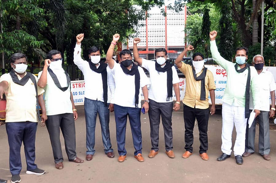 ಮುಂಬೈನ ಡಾ. ಅಂಬೇಡ್ಕರ್ ಅವರ ನಿವಾಸ ರಾಜಗೃಹದ ಮೇಲಿನ ದಾಳಿ ಪ್ರಕರಣದ ಸಿಬಿಐ ತನಿಖೆಗೆ ಒತ್ತಾಯಿಸಿ ಮಾದಿಗ ದಂಡೋರ ಮಾದಿಗ ಮೀಸಲಾತಿ ಹೋರಾಟ ಸಮಿತಿಯ ಕಾರ್ಯಕರ್ತರು ಬೀದರ್‌ನ ಜಿಲ್ಲಾಧಿಕಾರಿ ಕಚೇರಿ ಆವರಣದಲ್ಲಿ ಸೋಮವಾರ ಪ್ರತಿಭಟನೆ ನಡೆಸಿದರು