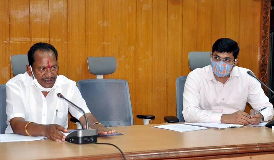 ಬೀದರ್‌ನಲ್ಲಿ ಸೋಮವಾರ ಕೋವಿಡ್ ಸೋಂಕು ನಿಯಂತ್ರಣಕ್ಕೆ ಜಿಲ್ಲಾಡಳಿತ ಕೈಗೊಂಡ ಕ್ರಮಗಳ ಕುರಿತು ಚರ್ಚಿಸಲು ಕರೆದಿದ್ದ ಜನಪ್ರತಿನಿಧಿಗಳ ಹಾಗೂ ಜಿಲ್ಲಾ ಮಟ್ಟದ ಅಧಿಕಾರಿಗಳ ಸಭೆಯಲ್ಲಿ ಜಿಲ್ಲಾ ಉಸ್ತುವಾರಿ ಸಚಿವ ಪ್ರಭು ಚವಾಣ್‌ ಮಾತನಾಡಿದರು. ಜಿಲ್ಲಾಧಿಕಾರಿ ರಾಮಚಂದ್ರನ್‌ ಇದ್ದಾರೆ