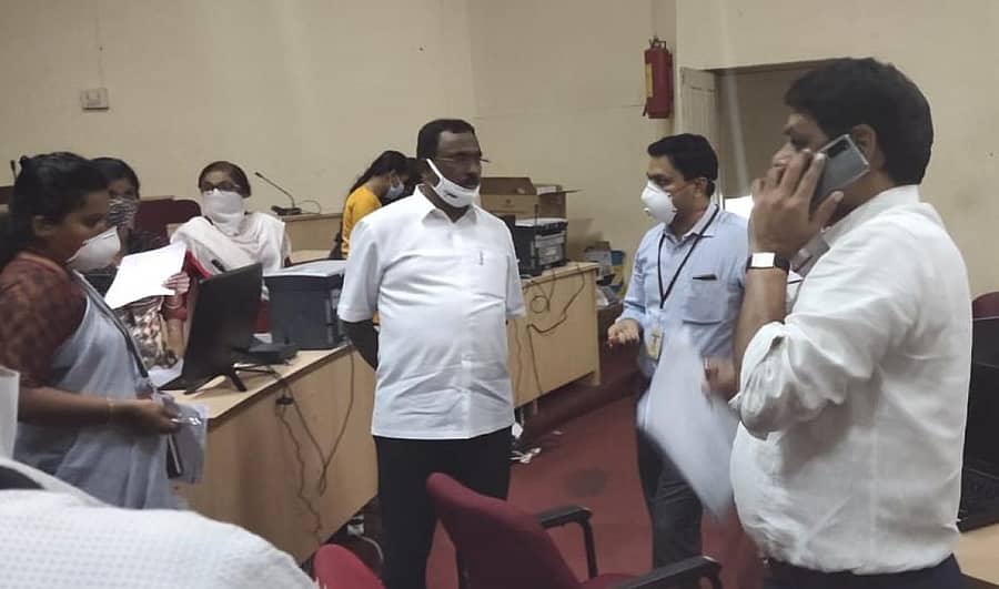 ಅಧಿಕಾರಿಗಳೊಂದಿಗೆ ಶಾಸಕ ಆರ್.ಮಂಜುನಾಥ್ ಚರ್ಚೆ ನಡೆಸಿದರು.