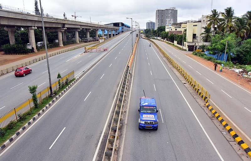 ಬೆಂಗಳೂರು ತುಮಕೂರು ರಸ್ತೆ ಭಾನುವಾರ ಲಾಕ್ ಡೌನ್ ಇದ್ದ ಹಿನ್ನೆಲೆಯಲ್ಲಿ ಬಿಕೋ ಎನ್ನುತ್ತಿರುವ ದೃಶ್ಯ ಕ್ಯಾಮೆರಾ ಕಣ್ಣಿಗೆ ಕಂಡಿದ್ದು ಹೀಗೆ. - ಪ್ರಜಾವಾಣಿ ಚಿತ್ರ. ಅನೂಪ್ ರಾಘ . ಟಿ.
