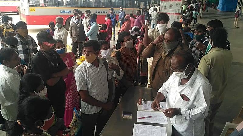 ಬೆಂಗಳೂರಿನ ಕೆಂಪೇಗೌಡ ಬಸ್‌ ನಿಲ್ದಾಣದಲ್ಲಿ ಊರಿಗೆ ಹೊರಟು ನಿಂತಿರುವ ಜನ
