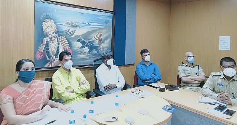 ದಕ್ಷಿಣ ಕನ್ನಡ ಜಿಲ್ಲಾಧಿಕಾರಿ ಸಿಂಧೂ ಬಿ.ರೂಪೇಶ್‌ ಅವರು ಮುಖ್ಯಮಂತ್ರಿಯವರು ಸೋಮವಾರ ನಡೆಸಿದ ವಿಡಿಯೊ ಸಂವಾದದಲ್ಲಿ ಕೋವಿಡ್‌ ನಿಯಂತ್ರಣ ಕುರಿತು ಮಾಹಿತಿ ನೀಡಿದರು. ಸಂಸದ ನಳಿನ್‌ ಕುಮಾರ್‌ ಕಟೀಲ್‌, ಜಿಲ್ಲಾ ಉಸ್ತುವಾರಿ ಸಚಿವ ಕೋಟ ಶ್ರೀನಿವಾಸ ಪೂಜಾರಿ ಮತ್ತು ಹಿರಿಯ ಅಧಿಕಾರಿಗಳು ಸಭೆಯಲ್ಲಿದ್ದರು.