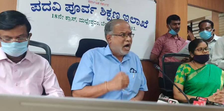 ಸುದ್ದಿಗೋಷ್ಠಿಯಲ್ಲಿ ಪ್ರಾಥಮಿಕ ಮತ್ತು ಪ್ರೌಢಶಿಕ್ಷಣ ಸಚಿವ ಎಸ್‌.ಸುರೇಶ್ ಕುಮಾರ್ ದ್ವಿತೀಯ ಪಿಯುಸಿ ಫಲಿತಾಂಶ ಪ್ರಕಟಿಸಿದರು.