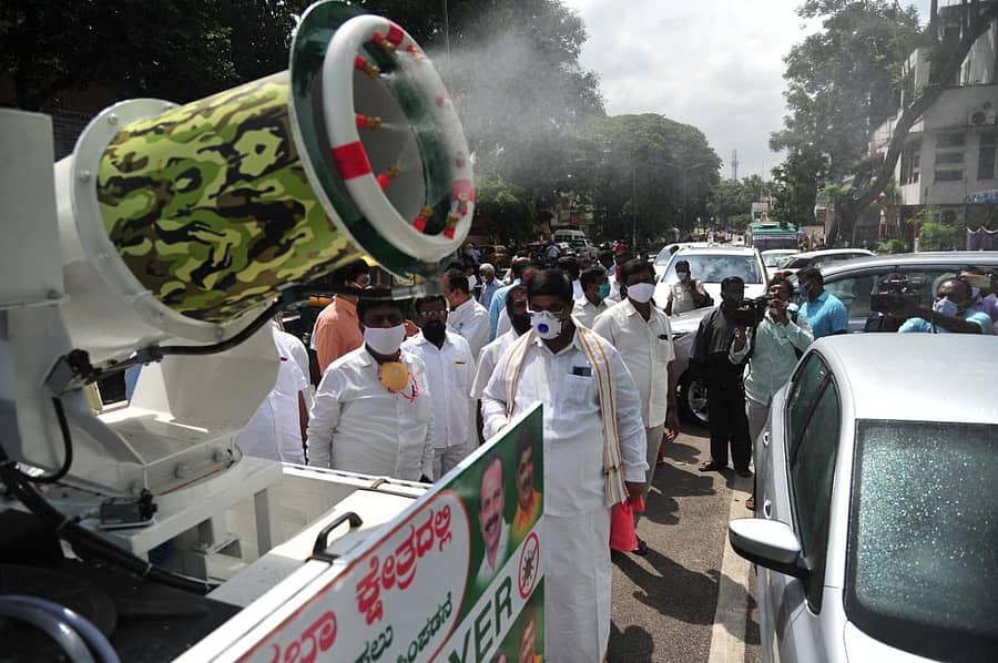 ಮಹಾಲಕ್ಷ್ಮಿ ಲೇಔಟ್ ಕ್ಷೇತ್ರದಲ್ಲಿ ರಾಸಾಯನಿಕ ಸಿಂಪಡಣಾ ವಾಹನಕ್ಕೆ ಕೆ.ಗೋಪಾಲಯ್ಯ ಸೋಮವಾರ ಚಾಲನೆ ನೀಡಿದರು.