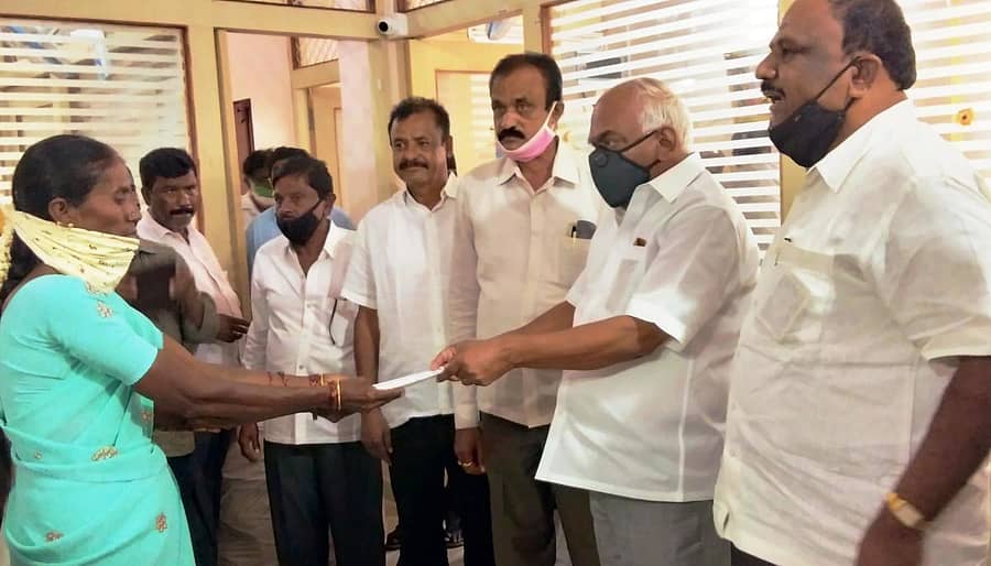 ಶ್ರೀನಿವಾಸಪುರದ ಡಿಸಿಸಿ ಬ್ಯಾಂಕ್ನಲ್ಲಿ ಮಂಗಳವಾರ ಸ್ತ್ರೀ ಶಕ್ತಿ ಸಂಘಗಳಿಗೆ ಶಾಸಕ ಕೆ.ಆರ್.ರಮೇಶ್ ಕುಮಾರ್ ಬಡ್ಡಿ ರಹಿತ ಸಾಲದ ಚೆಕ್ ವಿತರಿಸಿದರು