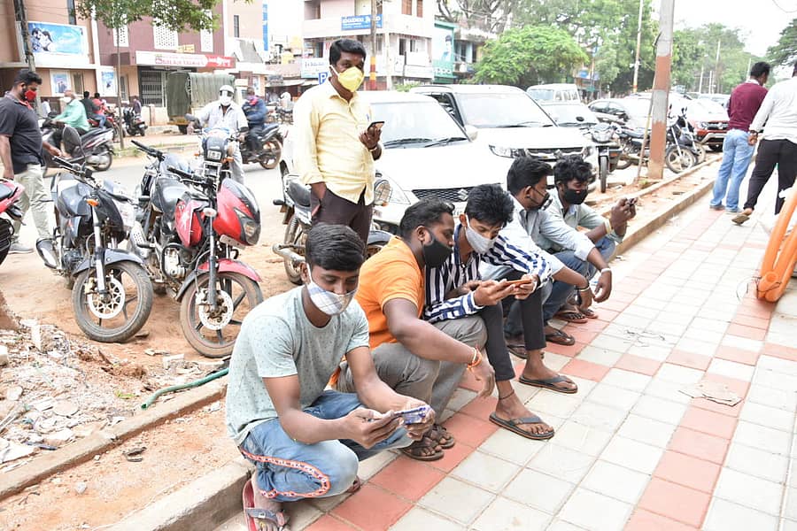 ಚಿಕ್ಕಬಳ್ಳಾಪುರದಲ್ಲಿ ಮಂಗಳವಾರ ಪಿಯುಸಿ ವಿದ್ಯಾರ್ಥಿಗಳು ಮೊಬೈಲ್ನಲ್ಲಿ ಫಲಿತಾಂಶ ನೋಡಿದರು.