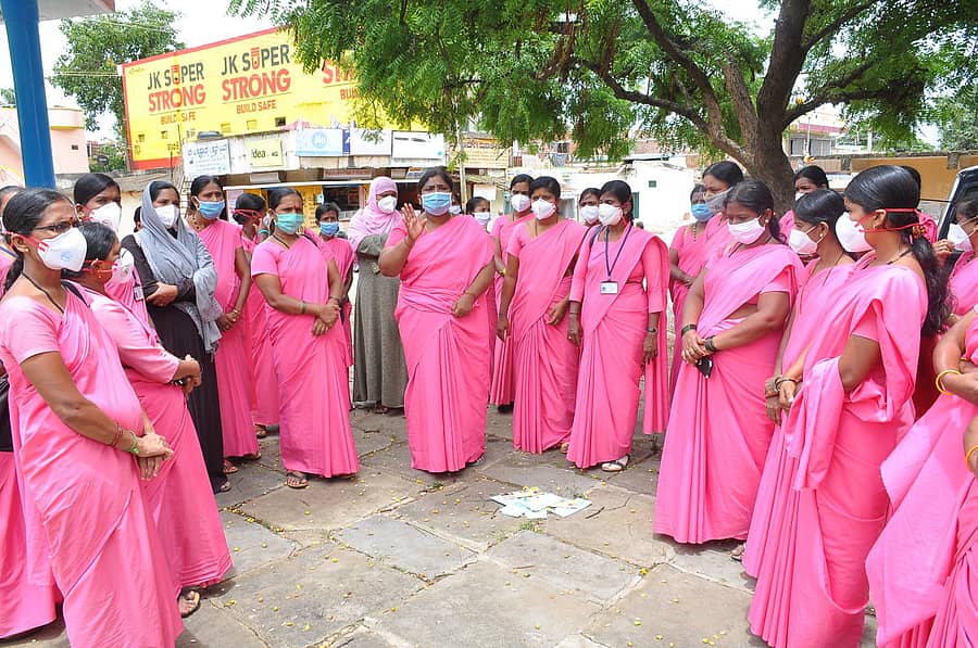 ವಿವಿಧ ಬೇಡಿಕೆ ಈಡೇರಿಸುವಂತೆ ಒತ್ತಾಯಿಸಿ ಹಾವೇರಿ ನಗರದಲ್ಲಿ ಮಂಗಳವಾರ ಆಶಾ ಕಾರ್ಯಕರ್ತೆಯರು ಪ್ರತಿಭಟನೆ ನಡೆಸಿದರು –ಪ್ರಜಾವಾಣಿ ಚಿತ್ರ