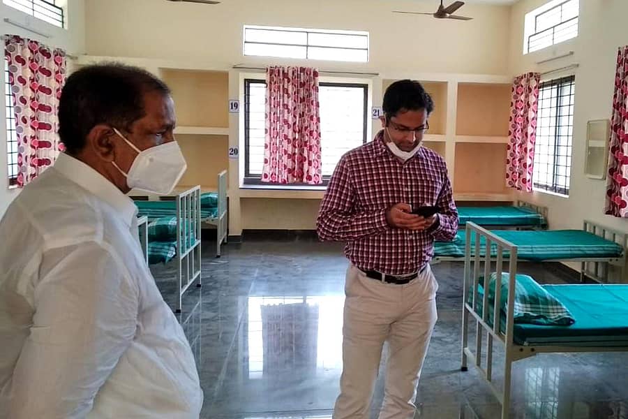 ಹಾವೇರಿ ತಾಲ್ಲೂಕು ಬಸಾಪುರ ಗ್ರಾಮದ ಕೋವಿಡ್ ಕೇರ್ ಸೆಂಟರ್ಗೆ ಮಂಗಳವಾರ ಭೇಟಿ ನೀಡಿದ ಜಿಲ್ಲಾಧಿಕಾರಿ ಕೃಷ್ಣ ಬಾಜಪೇಯಿ ಅವರು ಸಿದ್ಧತೆ ಪರಿಶೀಲಿಸಿದರು