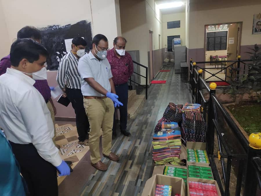 ಕೋವಿಡ್ ಕೇರ್ ಸೆಂಟರ್ ಆಗಿ ಗುರುತಿಸಿರುವ ಹುಬ್ಬಳ್ಳಿಯ ಬೆಂಡಿಗೇರಿಯಲ್ಲಿರುವ ಸರ್ಕಾರಿ ವಸತಿ ಶಾಲೆಯಲ್ಲಿ ಮಾಡಿಕೊಂಡಿರುವ ಸಿದ್ಧತೆಗಳನ್ನು ಜಿಲ್ಲಾಧಿಕಾರಿ ನಿತೇಶ್ ಪಾಟೀಲ ಪರಿಶೀಲಿಸಿದರು