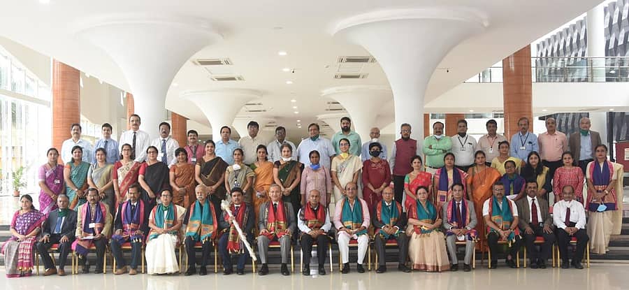 ಬೆಳಗಾವಿಯ ಕೆಎಲ್‌ಇ ಉನ್ನತ ಶಿಕ್ಷಣ ಹಾಗೂ ಸಂಶೋಧನಾ ಅಕಾಡೆಮಿಯ ಘಟಿಕೋತ್ಸವದಲ್ಲಿ ಪಾಲ್ಗೊಂಡಿದ್ದವರು ಕುಲಾಧಿಪತಿ ಪ್ರಭಾಕರ ಕೋರೆ ಅವರೊಂದಿಗೆ ಗ್ರೂಪ್ ಫೋಟೊ ತೆಗೆಸಿಕೊಂಡರು