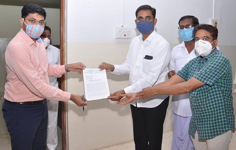 ಬೀದರ್ನಲ್ಲಿ ಮಂಗಳವಾರ ಮಾರುಕಟ್ಟೆ ಶುಲ್ಕದಲ್ಲಿನ ತಾರತಮ್ಯ ಸರಿಪಡಿಸಲು ಒತ್ತಾಯಿಸಿ ಮುಖ್ಯಮಂತ್ರಿಗೆ ಬರೆದ ಮನವಿ ಪತ್ರವನ್ನು ಗಾಂಧಿಗಂಜ್ನ ದಿ ಗ್ರೇನ್ ಆ್ಯಂಡ್ ಸೀಡ್ಸ್ ಮರ್ಚಂಟ್ಸ್ ಅಸೋಸಿಯೇಶನ್ ಅಧ್ಯಕ್ಷ ಬಸವರಾಜ ಧನ್ನೂರ ಅವರು ಜಿಲ್ಲಾಧಿಕಾರಿ ರಾಮಚಂದ್ರನ್ ಆರ್ ಅವರಿಗೆ ಸಲ್ಲಿಸಿದರು