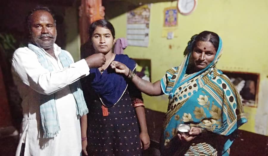 ಹುಣಸಗಿ ತಾಲ್ಲೂಕಿನ ಯಡಹಳ್ಳಿ ಗ್ರಾಮದ ವಿದ್ಯಾರ್ಥಿನಿ ಸಾಬವ್ವ ದೊಡ್ಡಮನಿ ಅವರಿಗೆ ತಂದೆ– ತಾಯಿ ಸಿಹಿ ತಿನಿಸುತ್ತಿರುವುದು