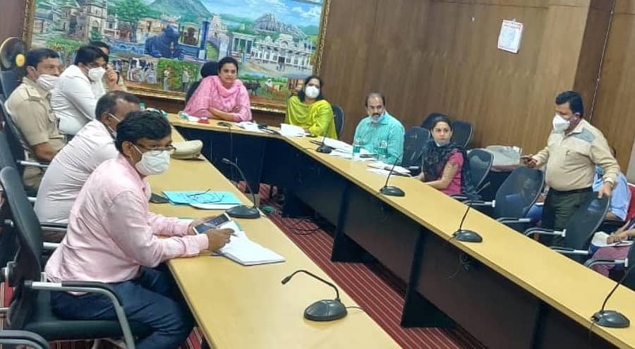 ವಿಡಿಯೊ ಸಂವಾದದಲ್ಲಿ ಜಿಲ್ಲಾಧಿಕಾರಿ ಆರ್.ಲತಾ ಅವರು ಮಾತನಾಡಿದರು.