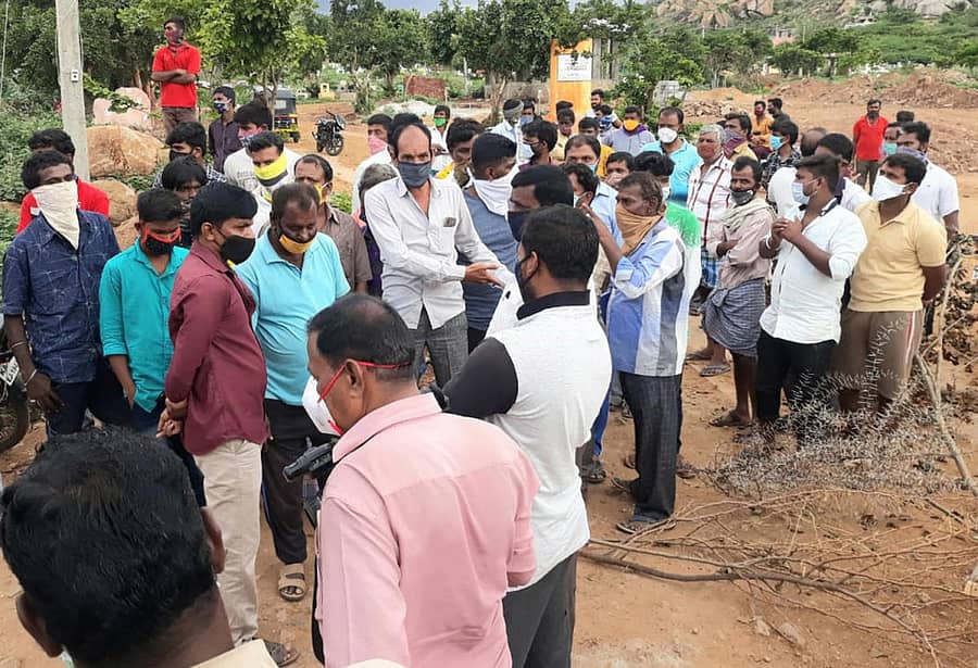 ಚಿತ್ರದುರ್ಗದ ತಿಮ್ಮಣ್ಣನಾಯಕ ಕೆರೆಗೆ ಸಾಗುವ ಮಾರ್ಗದಲ್ಲಿರುವ ಸ್ಮಶಾನದಲ್ಲಿ ಅಂತ್ಯಕ್ರಿಯೆ ನಡೆಸದಂತೆ ಸ್ಥಳೀಯರು ಮಂಗಳವಾರ ಪ್ರತಿಭಟನೆ ನಡೆಸಿದರು.