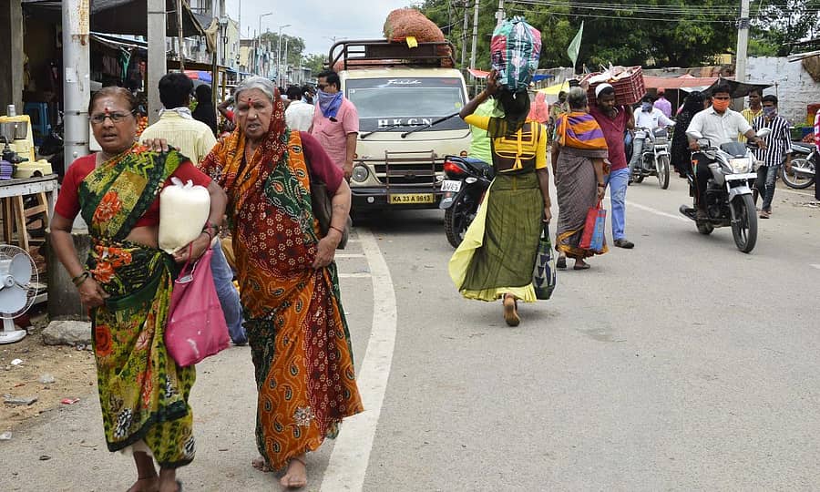 ಯಾದಗಿರಿಯ ಗಾಂಧಿ ವೃತ್ತದ ಬಳಿ ದವಸ ಧಾನ್ಯ ಖರೀದಿಸಿದ ಮಹಿಳೆಯರು