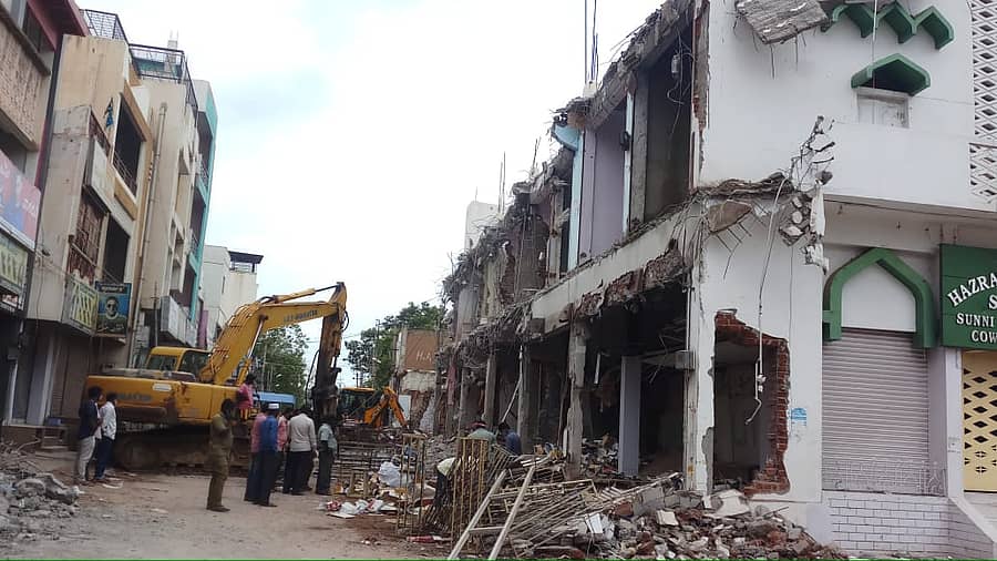 ಹೊಸಪೇಟೆ ನಗರದ ಮೂರಂಗಡಿ ವೃತ್ತದಲ್ಲಿನ ದರ್ಗಾ ಮಸೀದಿ ಬಳಿ ತೆರವು ಕಾರ್ಯಾಚರಣೆ ನಡೆಸಲಾಗುತ್ತಿದೆ 