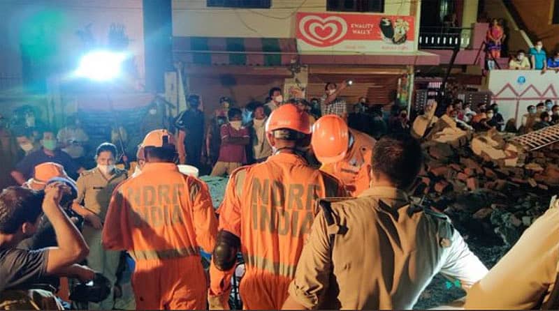 ಘಟನಾ ಸ್ಥಳದಲ್ಲಿ ರಕ್ಷಣಾ ಕಾರ್ಯಾಚರಣೆ (ಎಎನ್ಐ)