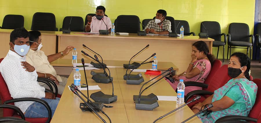 ಮಾಗಡಿ ತಾ.ಪಂ.ಸಾಮಾಜಿಕ ಸ್ಥಾಯಿ ಸಮಿತಿ ಸಭೆಯಲ್ಲಿ ಅಧ್ಯಕ್ಷ ಧನಂಜಯ ನಾಯ್ಕ್ ಮಾತನಾಡಿದರು. ತಾ.ಪಂ.ಇಒ ಟಿ.ಪ್ರದೀಪ್ ಇದ್ದರು.