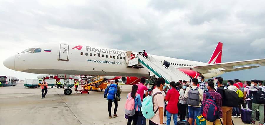 ರಷ್ಯಾದ ಮಾಸ್ಕೊ ವಿಮಾನ ನಿಲ್ದಾಣದಿಂದ ರಾಜ್ಯದ ವೈದ್ಯಕೀಯ ವಿದ್ಯಾರ್ಥಿಗಳು ಹೊರಟ ಕ್ಷಣ