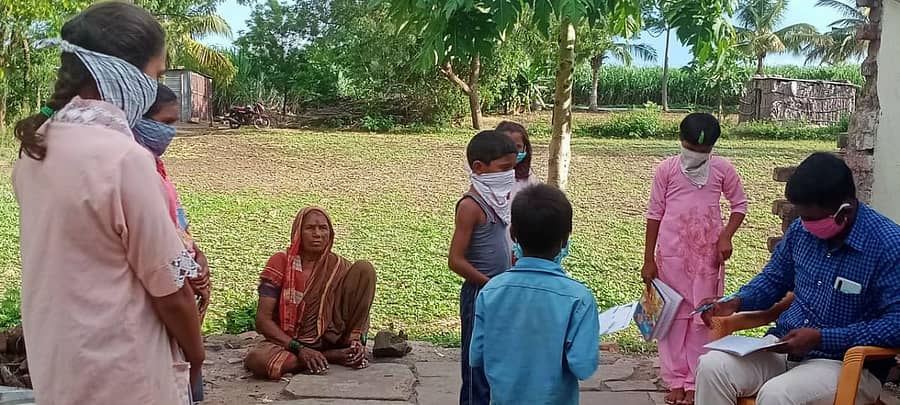 ಬಬಲೇಶ್ವರ ತಾಲ್ಲೂಕಿನ ಕೆಂಗಲಗುತ್ತಿ ಗ್ರಾಮದ ಸರ್ಕಾರಿ ಹಿರಿಯ ಪ್ರಾಥಮಿಕ ಶಾಲೆಯ ಶಿಕ್ಷಕ ಹಣಮಂತ ಕಾತರಕಿ ಗ್ರಾಮದ ಮನೆ ಮನೆಗೆ ತೆರಳಿ ಮಕ್ಕಳಿಗೆ ಅಭ್ಯಾಸ ಮಾಡಿಸುತ್ತಿರುವುದು