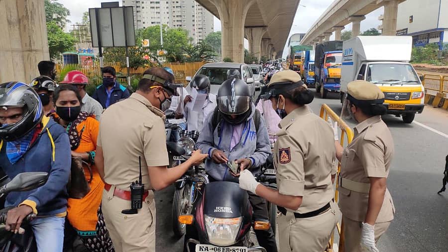 ತುಮಕೂರು ರಸ್ತೆ ನಾಗಸಂದ್ರ ಬಳಿ ವಾಹನಗಳ ಪರಿಶೀಲನೆ ನಡೆಸುತ್ತಿರುವ ಪೊಲೀಸರು –ಪ್ರಜಾವಾಣಿ ಚಿತ್ರ
