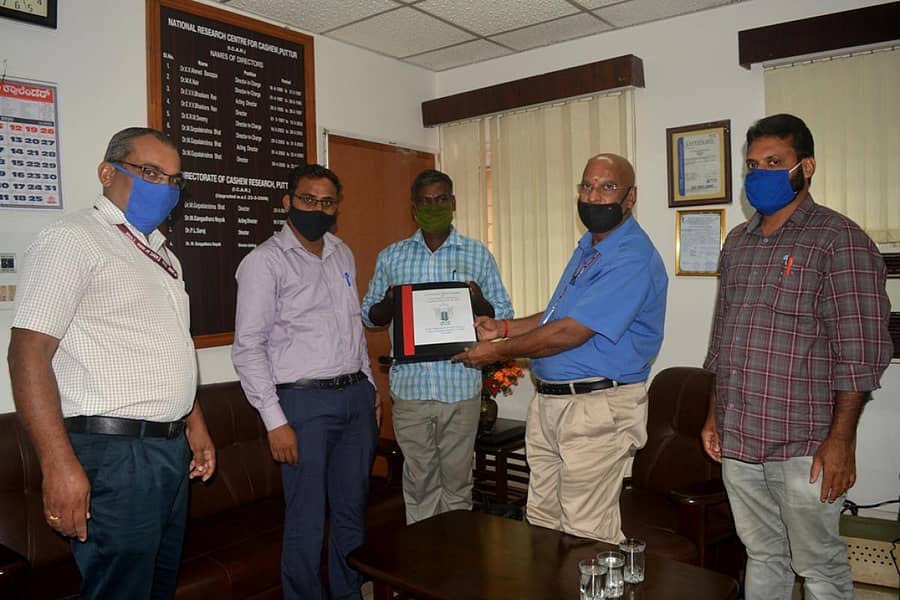 ಪುತ್ತೂರು ಐ.ಸಿ.ಎ.ಆರ್ - ಗೇರು ಸಂಶೋಧನಾ ನಿರ್ದೇನಾಲಯದ ನಿರ್ದೇಶಕ ಡಾ.ಎಂ.ಜಿ. ನಾಯಕ್ ಮತ್ತು ನರ್ಸರಿ ಮಾಲೀಕ ಡಿ.ಕ್ಸೇವಿಯರ್ ಒಪ್ಪಂದಕ್ಕೆ ಸಹಿ ಹಾಕಿದರು.