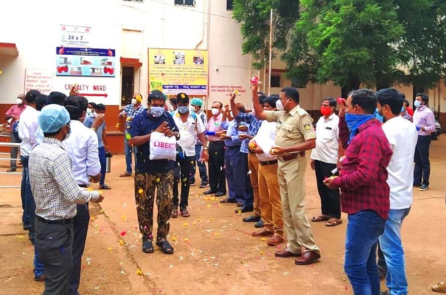 ಹುಮನಾಬಾದ್ನ ಸರ್ಕಾರಿ ಆಸ್ಪತ್ರೆಯಲ್ಲಿ ಚಿಕಿತ್ಸೆ ಪಡೆದು ಗುಣಮುಖರಾದ 15 ಜನರನ್ನು ಮಂಗಳವಾರ ಹೂಮಳೆ ಸುರಿಸಿ ಬಿಡುಗಡೆಗೊಳಿಸಲಾಯಿತು