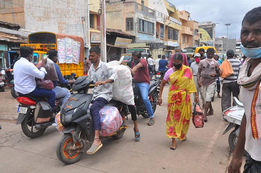 ಕೋವಿಡ್ ಪ್ರಕರಣಗಳ ಸಂಖ್ಯೆ ದಿನದಿಂದ ದಿನಕ್ಕೆ ಏರುತ್ತಿದ್ದರೂ, ಅಗತ್ಯ ವಸ್ತುಗಳ ಖರೀದಿಗಾಗಿ ಮಾರುಕಟ್ಟೆಗೆ ಮುಗಿಬೀಳುತ್ತಿರುವರ ಸಂಖ್ಯೆ ಹೆಚ್ಚುತ್ತಿದೆ. ಬುಧವಾರ ಗದಗ ಮಾರುಕಟ್ಟೆಯಲ್ಲಿ ಕಂಡ ದೃಶ್ಯ