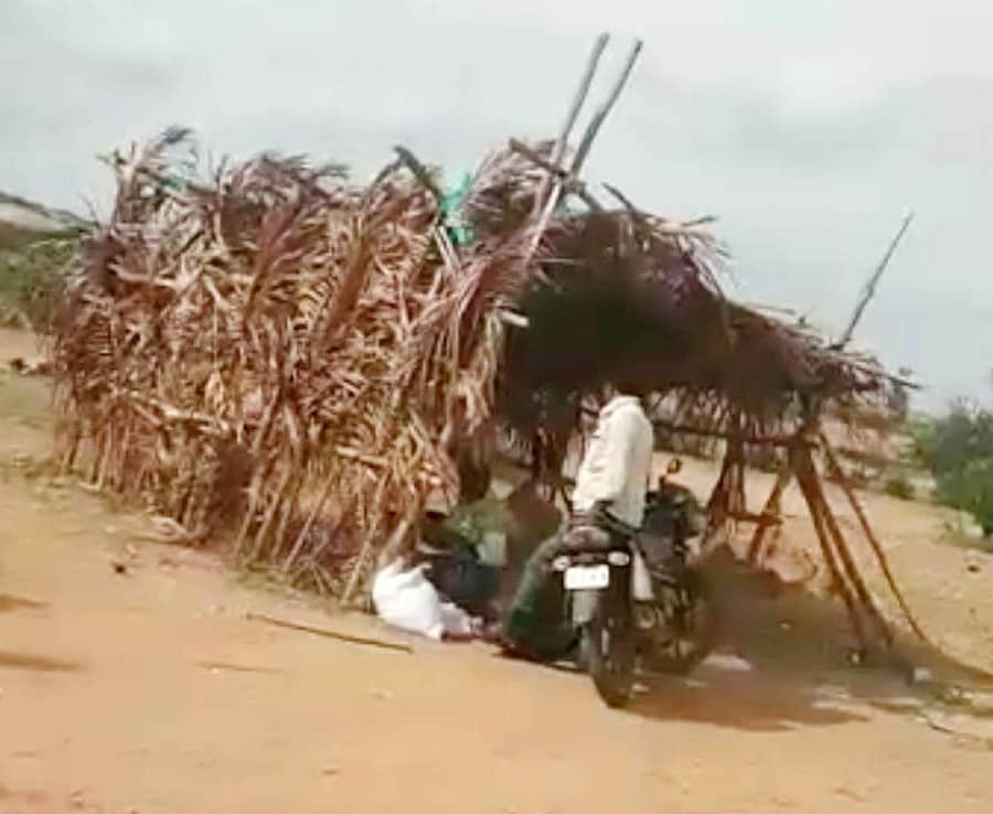 ಬಾಗೇಪಲ್ಲಿ ತಾಲ್ಲೂಕಿನ ಗಡಿ ಗ್ರಾಮಗಳಲ್ಲಿ ಗುಡಿಸಲು ನಿರ್ಮಿಸಿಕೊಂಡು ಅಕ್ರಮವಾಗಿ ಮದ್ಯ ಮಾರಾಟ ಮಾಡಲಾಗುತ್ತಿದೆ