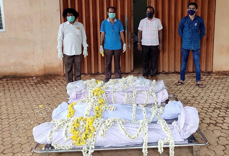 ವಾರಸುದಾರರಿಲ್ಲದ ನಾಲ್ಕು ಅನಾಥ ಶವಗಳ ಅಂತ್ಯ ಸಂಸ್ಕಾರವನ್ನು ಬೀಡಿನಗುಡ್ಡೆಯ ಹಿಂದೂ ರುದ್ರಭೂಮಿಯಲ್ಲಿ ಉಡುಪಿ ಜಿಲ್ಲಾ ನಾಗರಿಕ ಸಮಿತಿಯ ಕಾರ್ಯಕರ್ತರು ನೆರವೇರಿಸಿದರು.