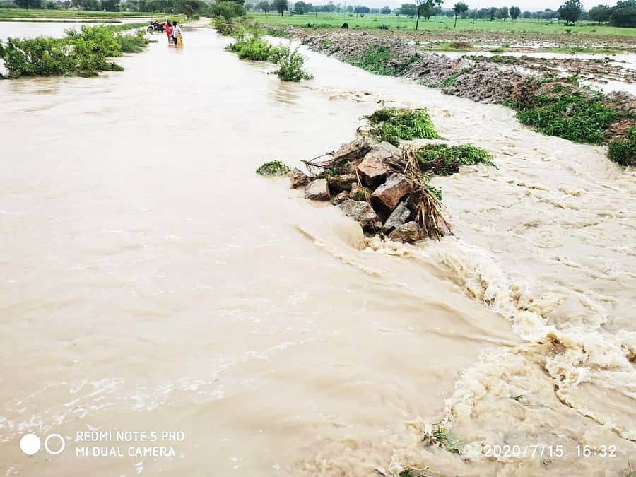 ಯರಗೋಳ ಸಮೀಪದ ಚಾಮನಳ್ಳಿ ಗ್ರಾಮದ ಹೊಲಗಳಲ್ಲಿ ಮಳೆ ನೀರು