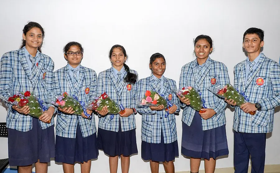 ದಾವಣಗೆರೆಯ ಚೇತನಾ ಓಲಂಪಿಯಾಡ್ ಶಾಲೆ ಸಿಬಿಎಸ್‌ಸಿ 10ನೇ ತರಗತಿ ಪರೀಕ್ಷೆಯಲ್ಲಿ ಹೆಚ್ಚು ಅಂಕ ಗಳಿಸಿದ ವಿದ್ಯಾರ್ಥಿಗಳನ್ನು ಹೋಗುಚ್ಛ ನೀಡಿ ಅಭಿನಂದಿಸಲಾಯಿತು.–ಪ್ರಜಾವಾಣಿ ಚಿತ್ರ/ ಸತೀಶ ಬಡಿಗೇರ್