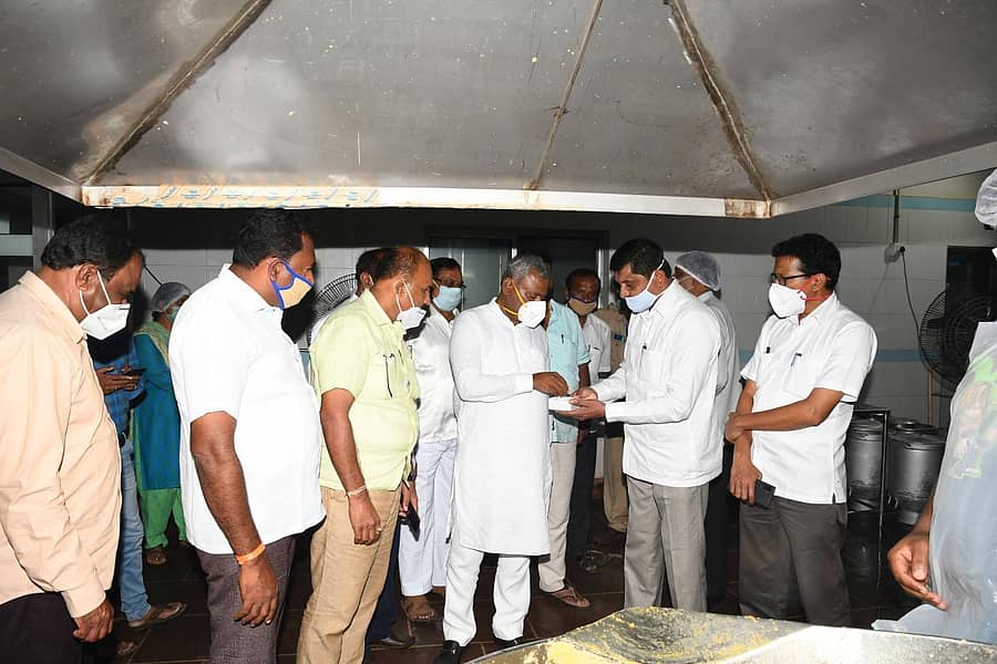 ತುಮಕೂರು ಹಾಲು ಒಕ್ಕೂಟದ ಸಂಸ್ಕರಣಾ ಘಟಕಕ್ಕೆ ಭೇಟಿ ನೀಡಿದ ಸಹಕಾರ ಸಚಿವ ಎಸ್.ಟಿ.ಸೋಮಶೇಖರ್ ಉತ್ಪನ್ನಗಳನ್ನು ಪರಿಶೀಲಿಸಿದರು