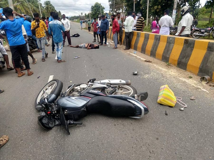 ಅಪಘಾತ ಸಂಭವಿಸಿದ ಸ್ಥಳದಲ್ಲಿ ಬೈಕ್ ಹಾಗೂ ಸವಾರರು ಬಿದ್ದಿರುವುದು