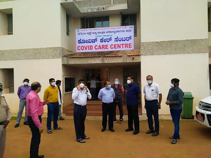 ಹಾಸನದ ಧರ್ಮಸ್ಥಳ ಆಯುರ್ವೇದ ಕಾಲೇಜಿನಲ್ಲಿ ಪ್ರಾರಂಭಿಸಿರುವ ಕೋವಿಡ್‌ ಕೇರ್‌ ಸೆಂಟರ್‌ಗೆ ಜಿಲ್ಲಾಧಿಕಾರಿ ಆರ್‌.ಗಿರೀಶ್‌ ಭೇಟಿ ನೀಡಿ ಪರಿಶೀಲಿಸಿದರು.